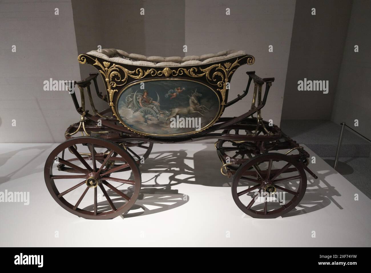 Vista della mostra di in Motion. Veicoli e carrozze del Patrimonio Nazionale nella Galleria del Museo delle collezioni reali il 28 giugno 2023 a Madrid Foto Stock