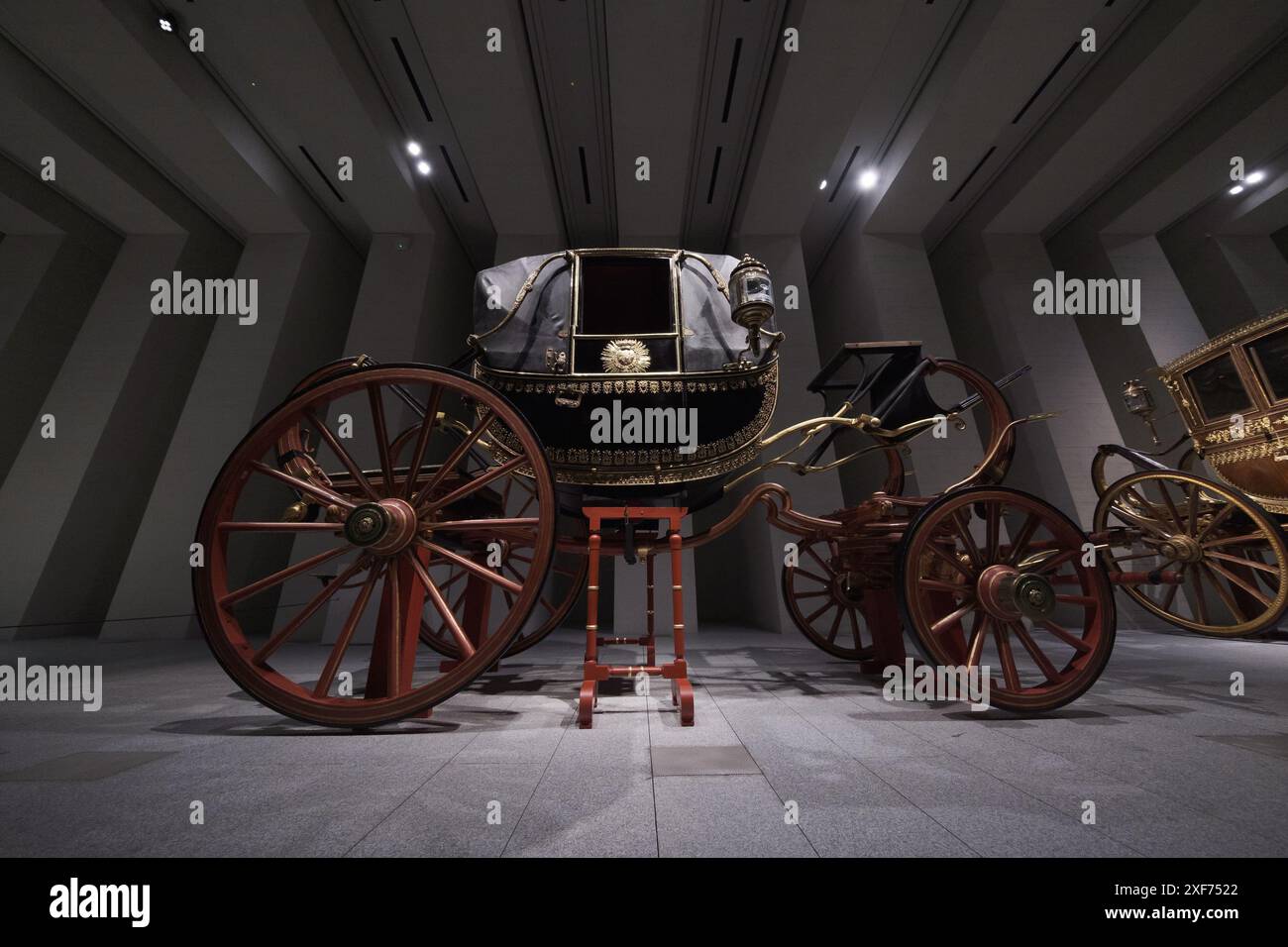 Vista della mostra di in Motion. Veicoli e carrozze del Patrimonio Nazionale nella Galleria del Museo delle collezioni reali il 28 giugno 2023 a Madrid Foto Stock