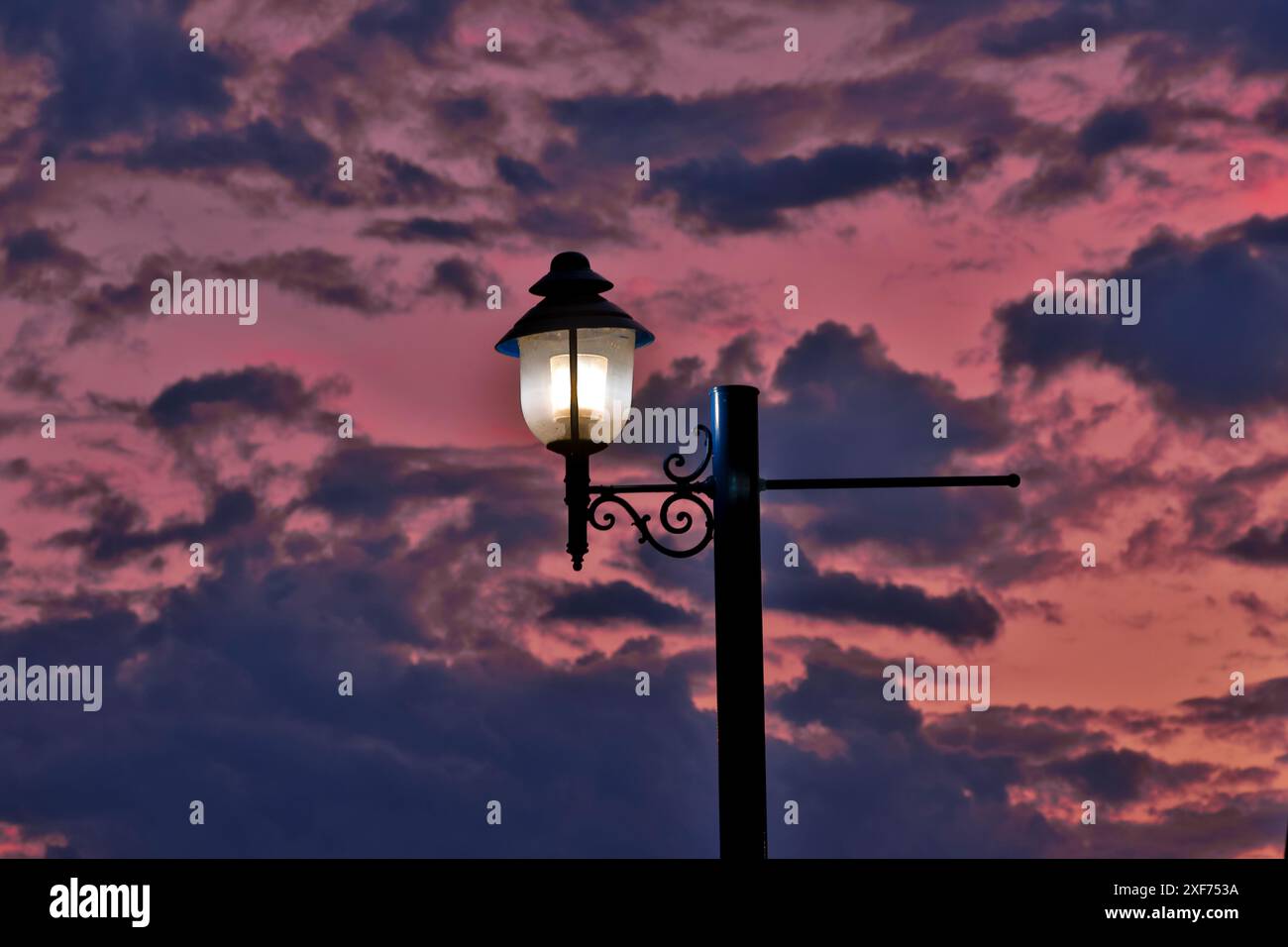USA, Oregon, Tualatin. Tramonto e luci sul lampione Foto Stock