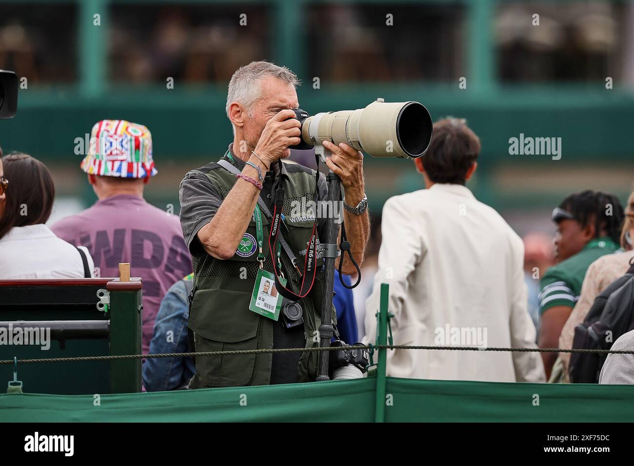 Londra, Londra, Gran Bretagna. 1 luglio 2024. Juergen Hasenkopf (GER) - fotografo professionista di tennis al lavoro durante i Campionati di Wimbledon - Tennis nel 2024 (Credit Image: © Mathias Schulz/ZUMA Press Wire) SOLO USO EDITORIALE! Non per USO commerciale! Crediti: ZUMA Press, Inc./Alamy Live News Foto Stock