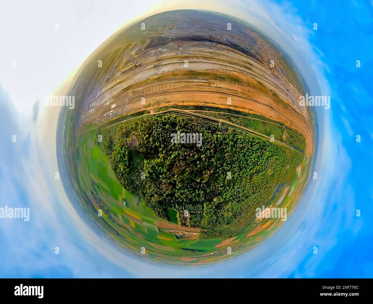 Vista aerea, miniera di lignite a cielo aperto Hambacher Forst, riserva naturale Bürgewald Blatzheimer Bürge, escavatore a benna, globo terrestre, immagine fisheye, 36 Foto Stock