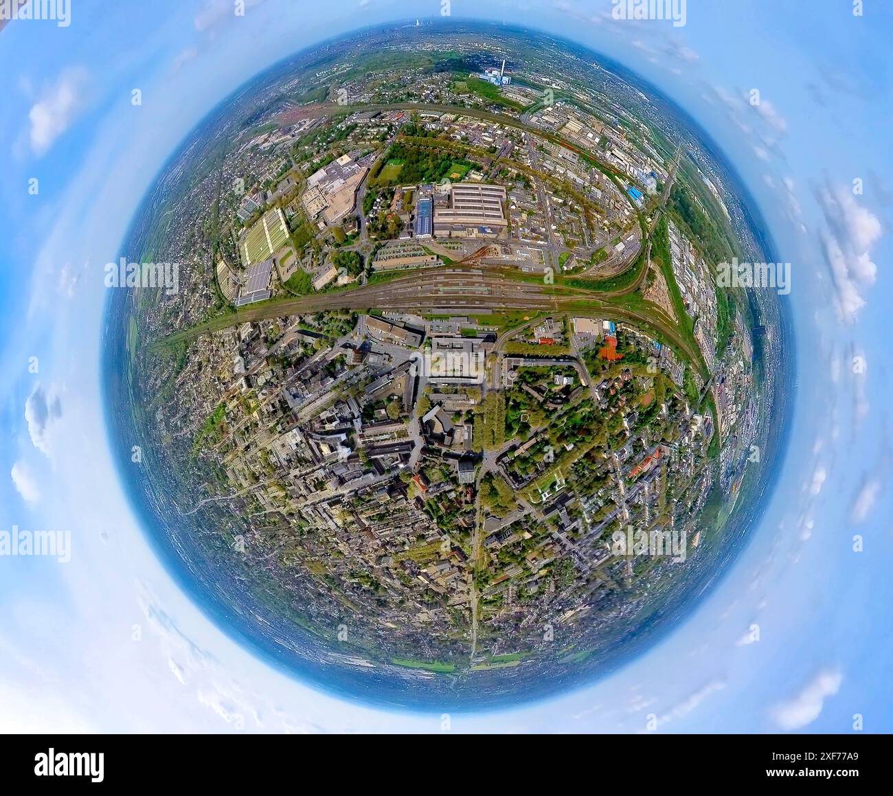 Vista aerea, edificio della stazione principale Oberhausen Hbf a Willy-Brabdt-Platz, piattaforme e binari ferroviari, area commerciale Buschhausener Straße W Foto Stock