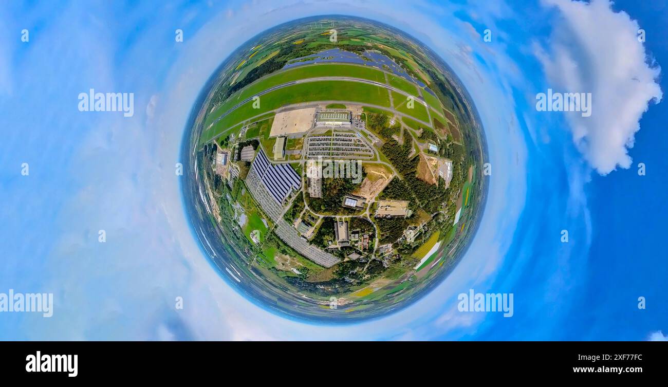 Vista aerea, Airport Weeze, pista, parco solare e terminal, parcheggi, prati e campi con vista distante, globo, immagine fisheye, imag a 360 gradi Foto Stock