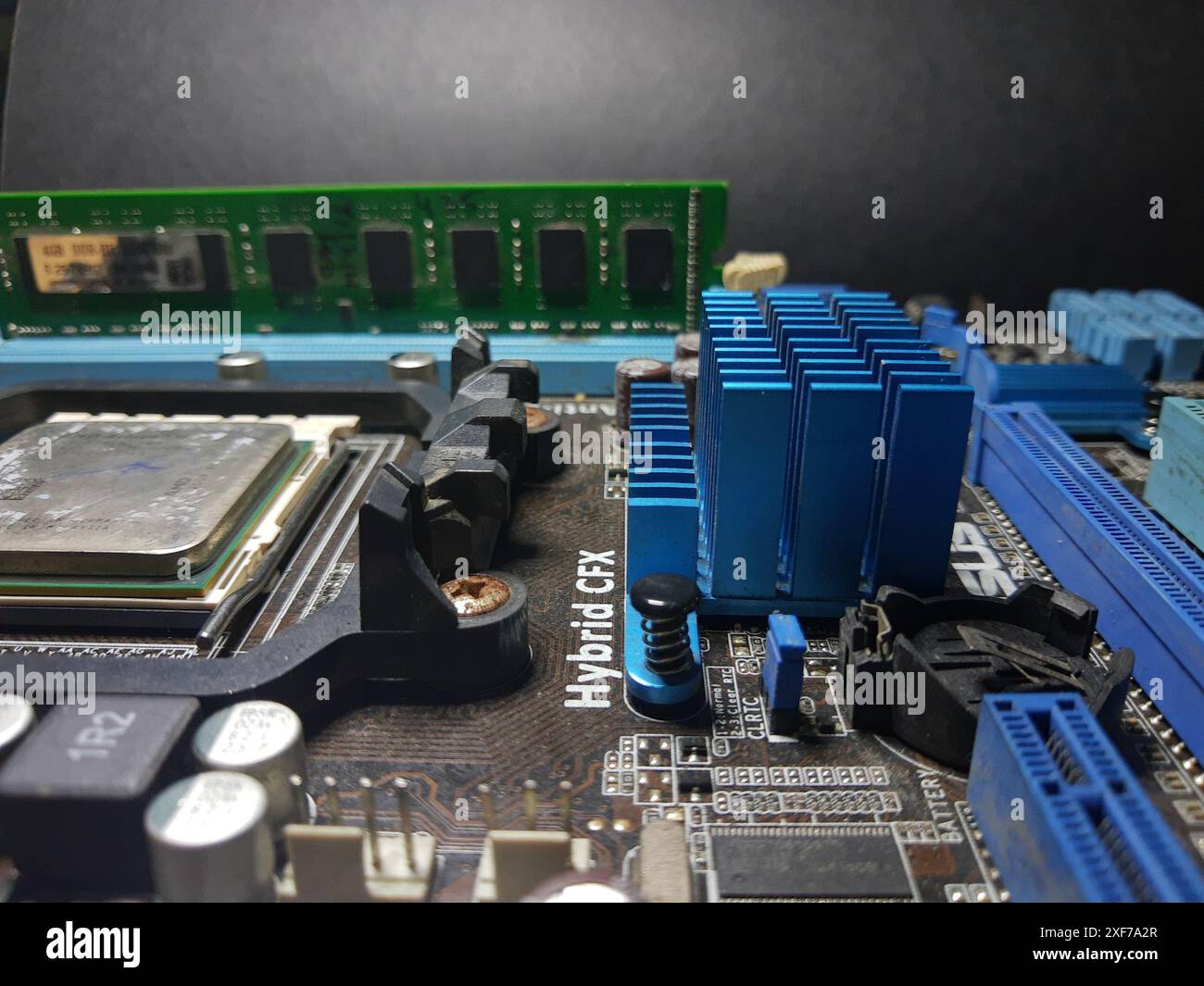 Primo piano di un microchip con molti componenti elettrici posizionati sulla scheda madre. Hardware del computer. Foto Stock
