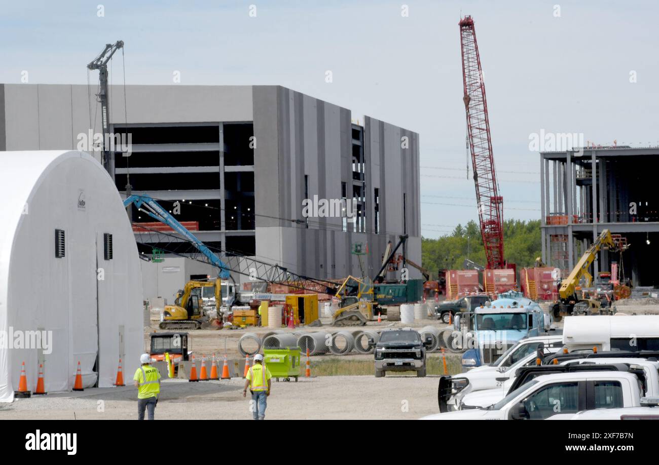 Mount Pleasant, Wisconsin, Stati Uniti. 1 luglio 2024. La costruzione continua nel data center Microsoft nel villaggio di Mount Pleasant, Wisconsin, lunedì 1 luglio 2024. Microsoft e il presidente Joe Biden hanno annunciato nei pressi del sito l'8 maggio che l'azienda sta investendo 3,3 miliardi di dollari nel data center e nelle iniziative correlate all'intelligenza artificiale nel Wisconsin sudorientale. Il sito si trova di fronte al campus Foxconn, un progetto che non ha rispettato le aspettative annunciate nel 2018./ © Â Mark Hertzberg (Credit Image: © Mark Hertzberg/ZUMA Press Wire) SOLO PER USO EDITORIALE! Non per USO commerciale! Foto Stock