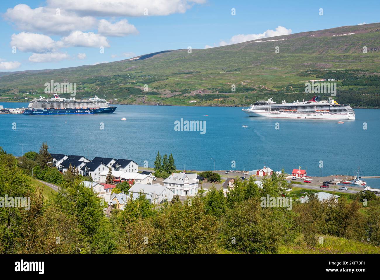 Akureyri Islanda - 15 luglio. 2022: Navi da crociera Carnival Pride e Mein Schiff 4 al porto di Akureyri Foto Stock