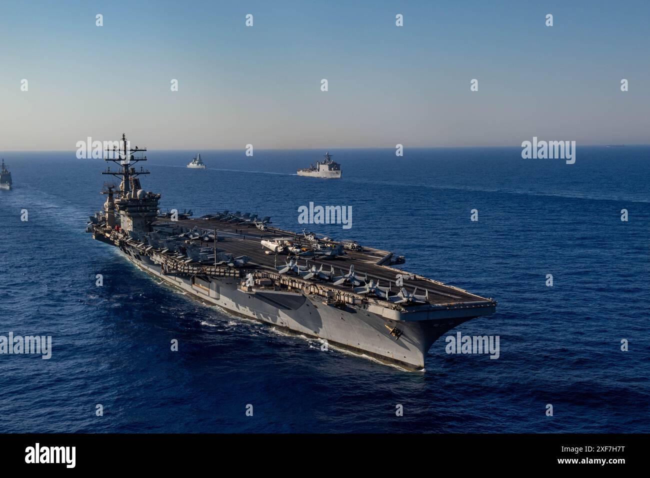 240630-N-UQ924-1586 MAR MEDITERRANEO (30 giugno 2024) la portaerei classe Nimitz USS Dwight D. Eisenhower (CVN 69) fuma in formazione davanti all'incrociatore missilistico guidato classe Ticonderoga USS Philippine Sea (CG 58) e accanto alla nave da sbarco classe Harpers Ferry USS Oak Hill (LSD 51) e il cacciatorpediniere di difesa aerea classe audace della Royal Navy HMS Duncan (D 37) nel Mar Mediterraneo, 30 giugno 2024. Il Dwight D. Eisenhower Carrier Strike Group è impegnato in un dispiegamento programmato nell'area delle operazioni delle forze navali europee, impiegata dalla 6th Fleet statunitense per promuovere la stabilità regionale e scoraggiare aggr Foto Stock