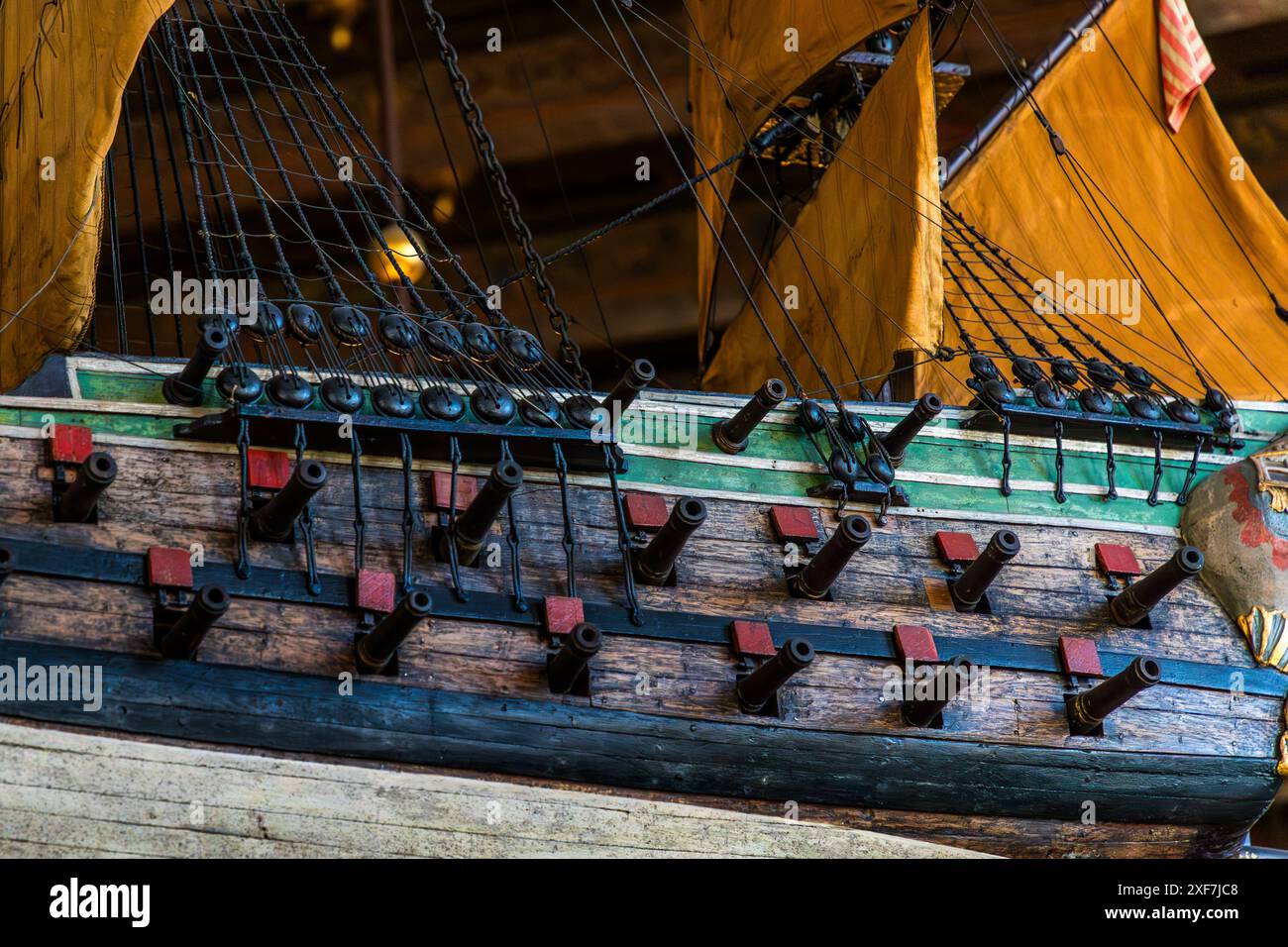 Le navi in miniatura nella sala grande (Municipio superiore) del Municipio di Brema sono modelli di navi Orlog (navi da guerra). Queste navi simboleggiano la storia marittima di Brema e l'importanza della città come città portuale e commerciale. I loro cannoni sono in buone condizioni e sono stati anche sparati in occasioni speciali in passato. Municipio di Brema (patrimonio dell'umanità dell'UNESCO). Il municipio superiore nel municipio di Brema è ora utilizzato come sala per banchetti. Il consiglio comunale della città anseatica di Brema si incontrava qui. Quattro navi orlog (modello di navi da guerra) con cannoni completamente funzionanti pendono dal soffitto. Brema, Germa Foto Stock