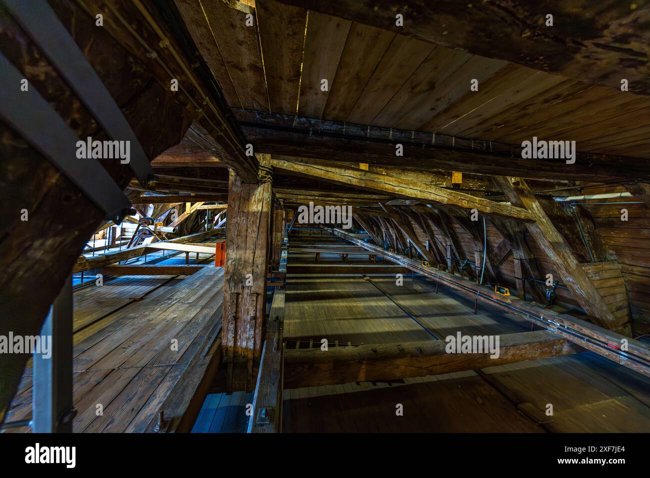 Travi di legno massicce formano la struttura storica del tetto del Municipio Vecchio di Brema. La struttura portante della trave del tetto ricorda lo scafo di una nave capovolta. Due strutture di sostegno separati sostengono indipendentemente il tetto in rame e il soffitto della Sala del Municipio Superiore sottostante, in modo che le forze di trazione causate dal peso del soffitto siano trasferite alle pareti esterne. Questo design garantisce la stabilità eccezionale della struttura in legno secolare. Brema, Germania. Foto Stock