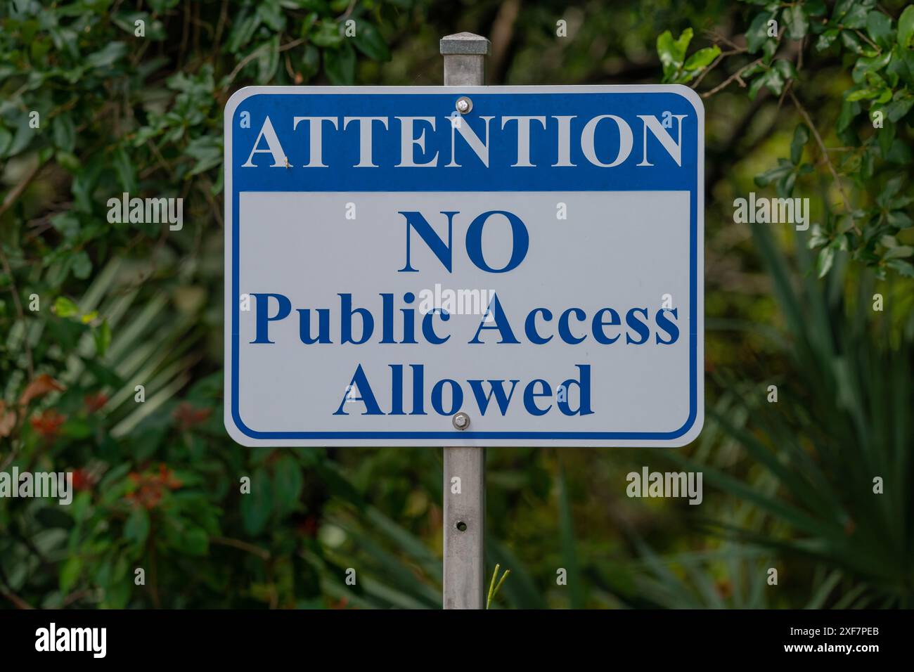 Attenzione nessun accesso pubblico consentito Foto Stock