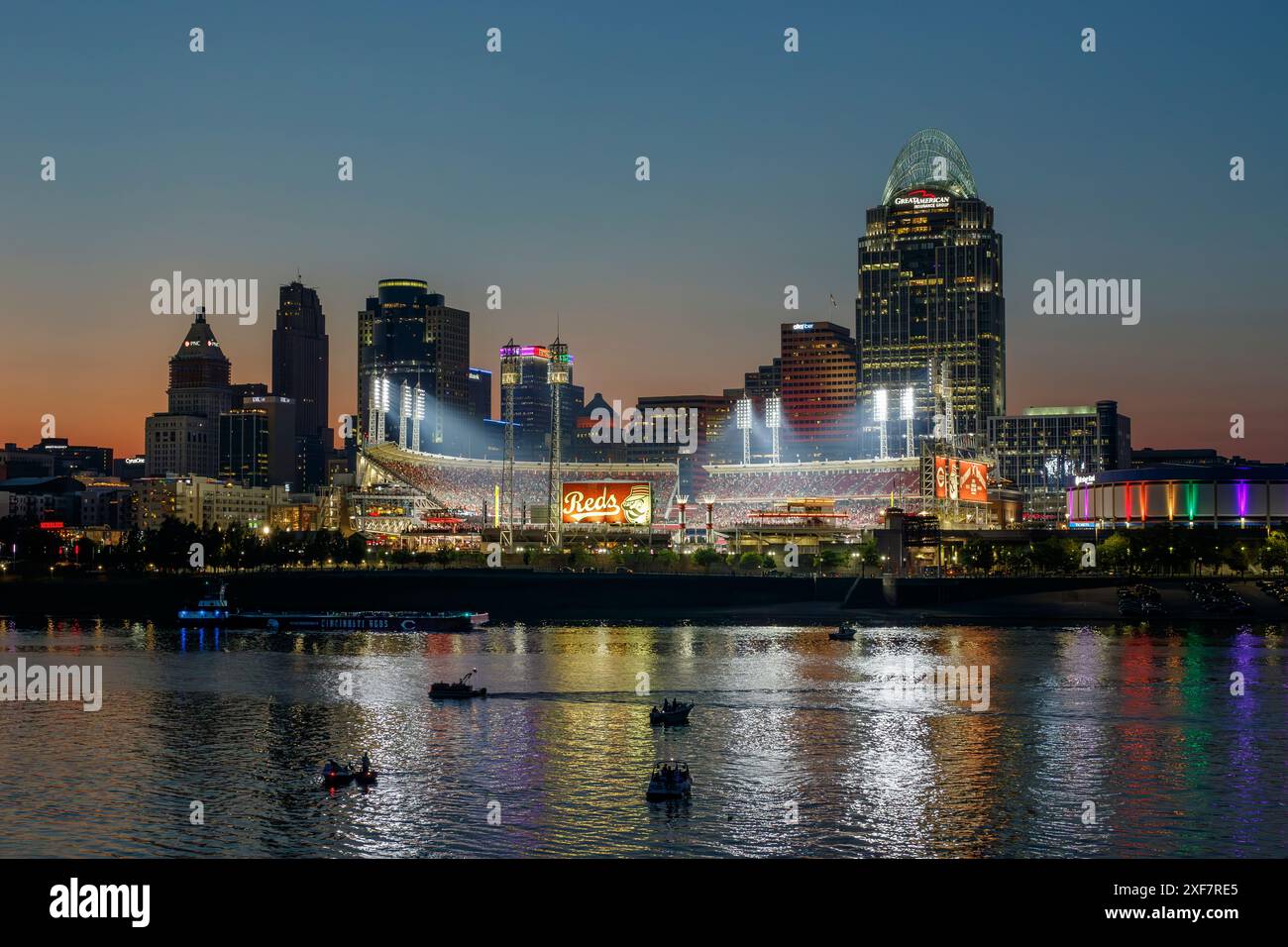 Skyline serale di Cincinnati. Vista sul fiume Ohio durante una partita di baseball dei Cincinnati Reds. Cincinnati, Ohio, Stati Uniti. Ho visto il generale James Taylor Park i Foto Stock