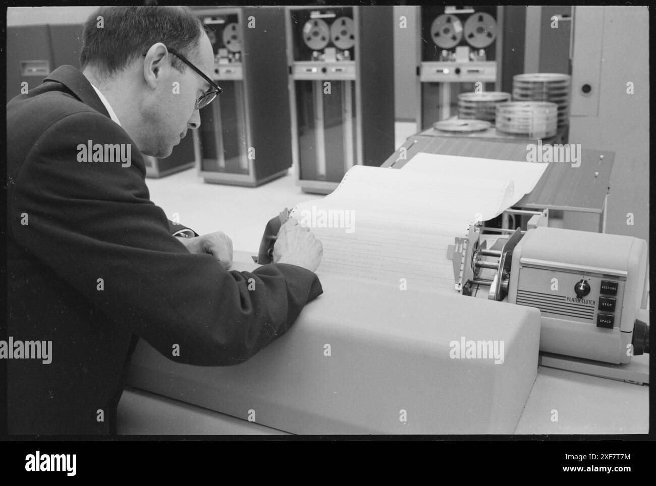 Il tecnico del US Naval Research Laboratory Hugh Christman legge una stampa del computer IBM che segue il satellite Vanguard 1, al Vanguard Computing Center, Washington, District of Columbia, 17 marzo 1958. (Foto di Marion S Trikosko/U S News and World Report Collection Foto Stock