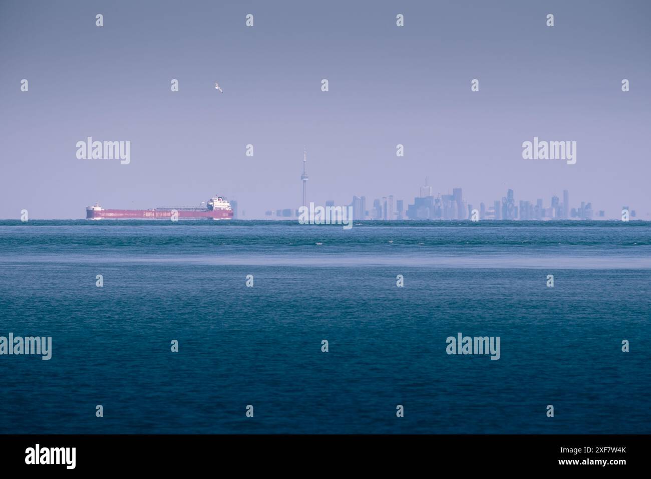 CN Tower e il centro di Toronto, vista dall'altra parte del lago Ontario da St Catharines Foto Stock