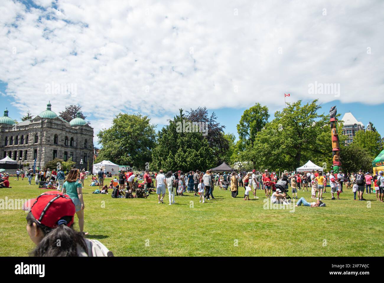 I cittadini canadesi si riuniscono negli edifici del Parlamento della Columbia Britannica (distretto dell'Assemblea legislativa) per celebrare il Canada Day Foto Stock