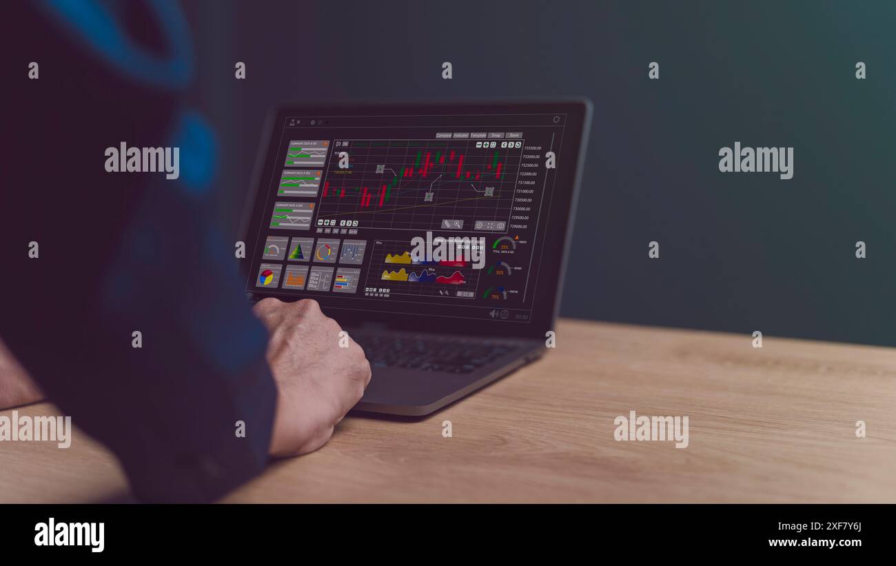 Uomo d'affari che utilizza il software di sistema per la gestione dei documenti e delle informazioni di un computer portatile per l'archiviazione, la ricerca e la gestione dei file aziendali Foto Stock