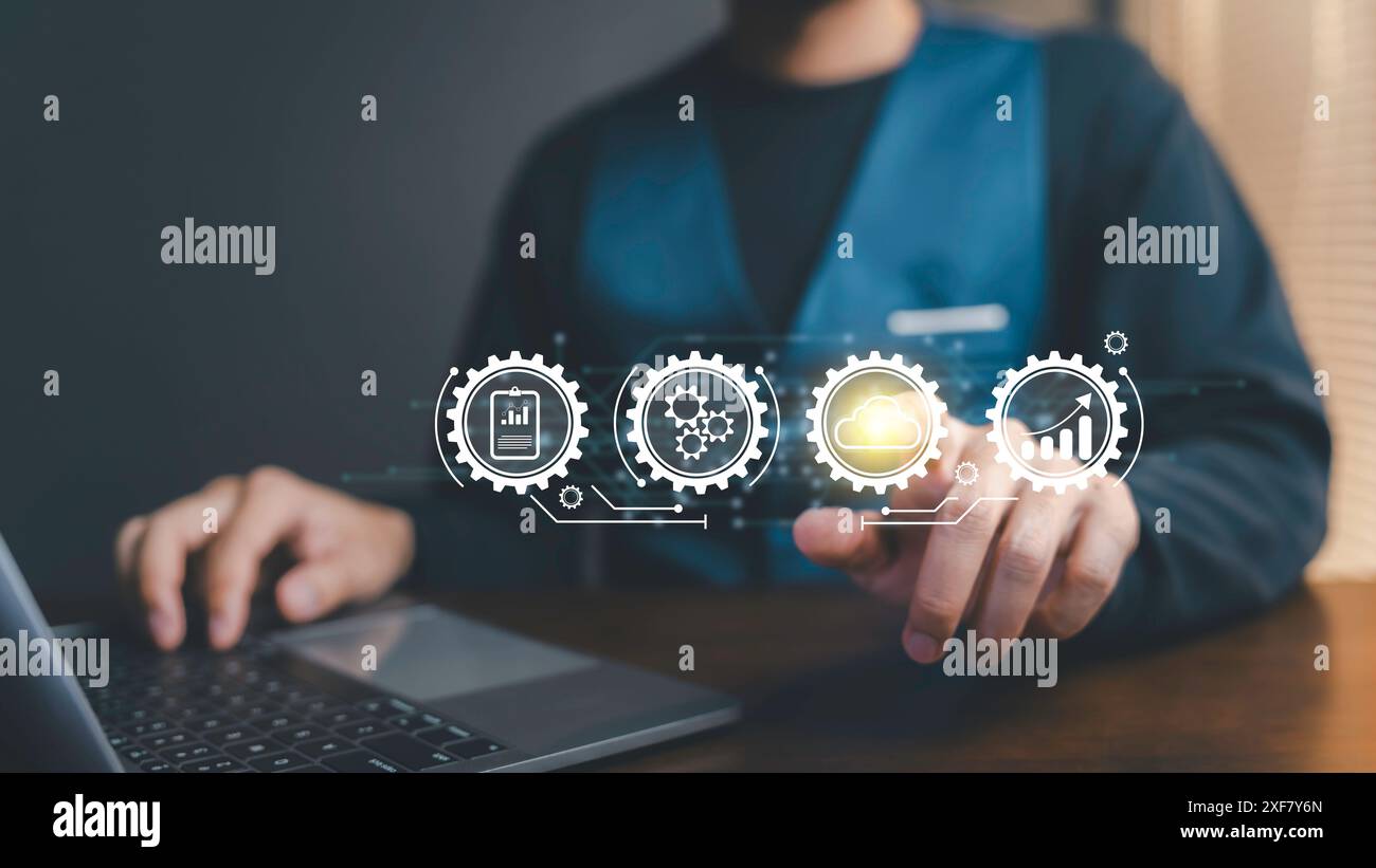 Cloud Document Management, controllo dei dati digitali da parte degli uomini d'affari con un sistema di gestione dei documenti basato su cloud. Il concetto di fil sicuro e accessibile Foto Stock