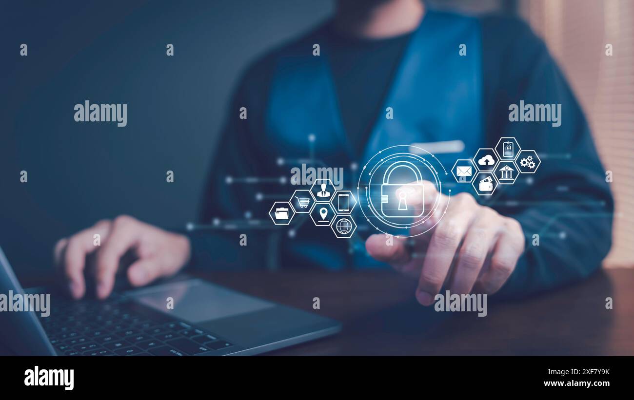 Concetti di sicurezza informatica e privacy per proteggere i dati. Icona di blocco e tecnologia di sicurezza della rete Internet. Uomo d'affari che protegge i dati personali Foto Stock