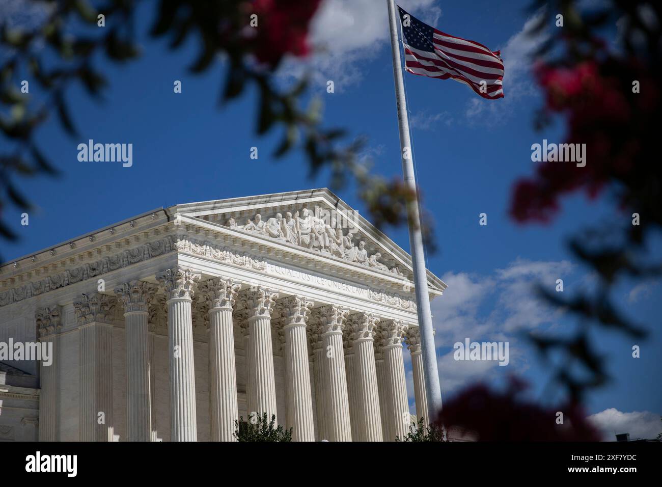 Washington DC, Stati Uniti. 1 luglio 2024. La Corte Suprema degli Stati Uniti si è tenuta a Washington, DC, il 1° luglio 2024. La Corte Suprema di lunedì ha stabilito che l’ex presidente Donald Trump ha una certa immunità dalle accuse penali per aver tentato di invertire i risultati delle elezioni del 2020. Crediti: Aashish Kiphayet/Alamy Live News Foto Stock