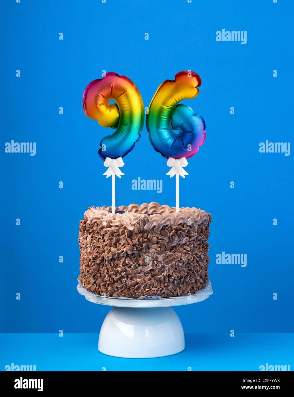 Torta di compleanno con palloncino numero 96 - biglietto d'invito su sfondo blu Foto Stock