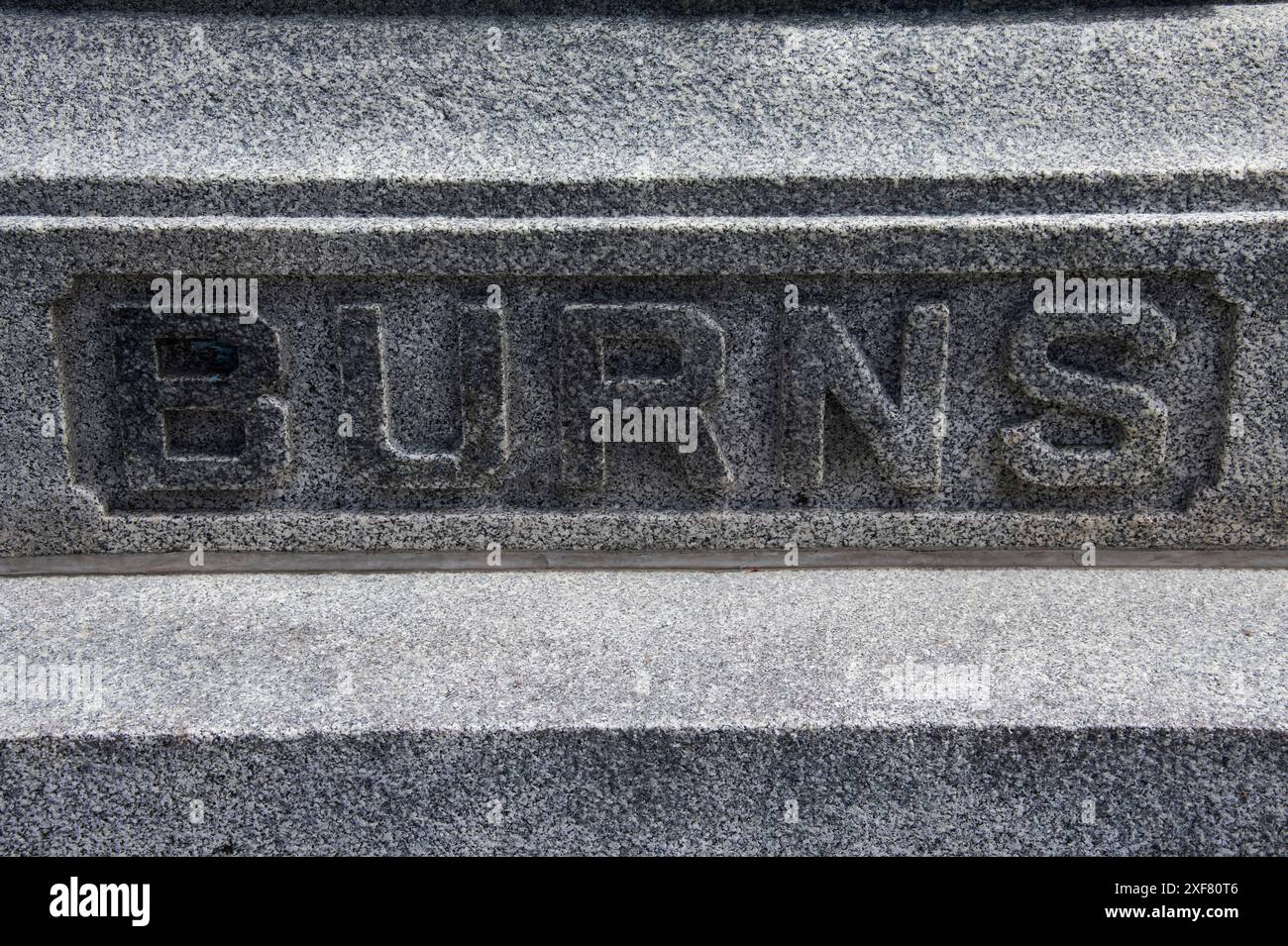 Cartello Burns sul piedistallo della statua di Robbie Burns sul lungofiume sud nel centro di Fredericton, New Brunswick, Canada Foto Stock