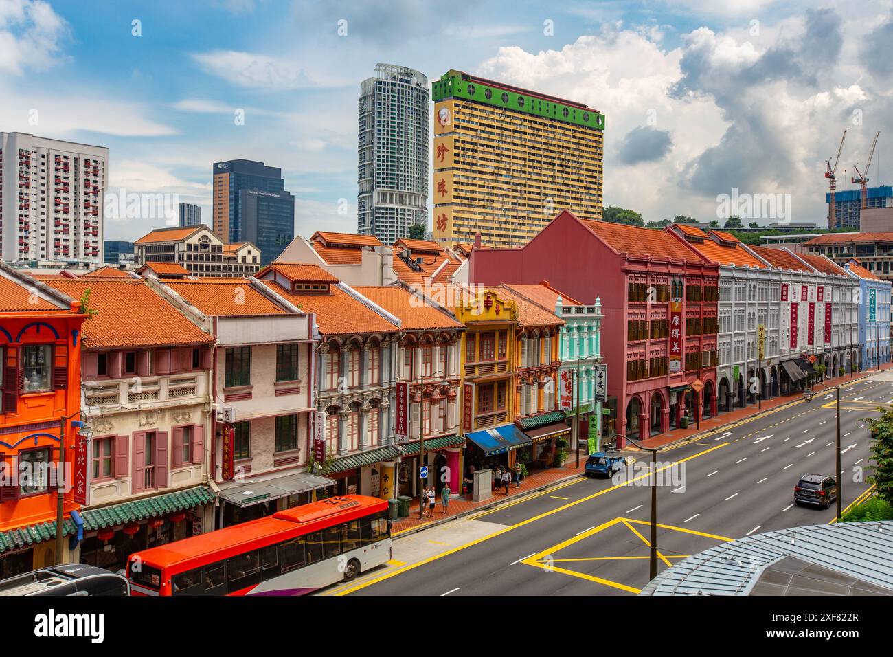 Luoghi di interesse a Chinatown, i visitatori apprezzano le botteghe storiche e l'architettura urbana moderna durante le loro vacanze. Famosa città di Singapore. Foto Stock