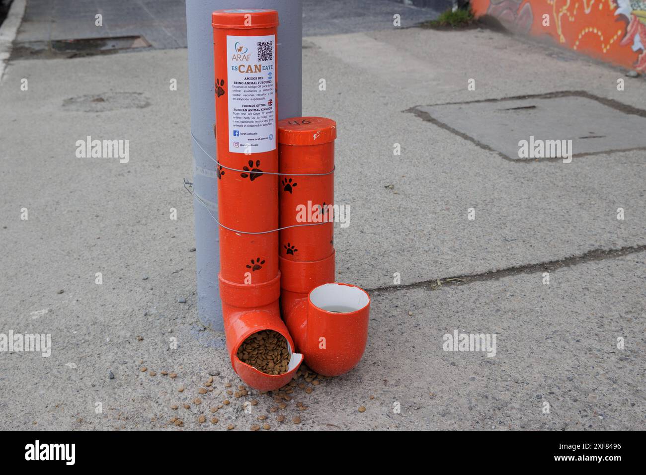 Cibo per cani e acqua sono lasciati in strada per sfamare i cani a Ushuaia, Argentina, mercoledì 15 novembre 2023. Foto: David Rowland / One-Image.com Foto Stock
