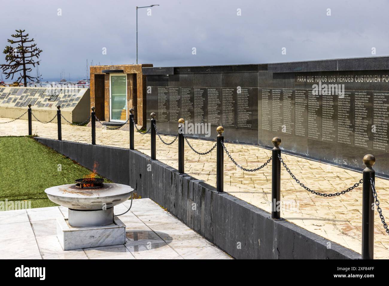 A Monument to the Fallen: Memorial to Falklands War Ushuaia, Argentina, martedì 5 dicembre 2023. Foto: David Rowland / One-Image.com Foto Stock