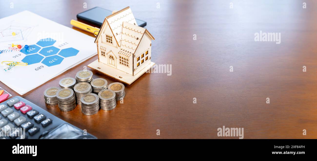 Modelli di casa sopra le monete. Concetto di scala immobiliare, mutui e investimenti immobiliari. Investimenti sul reddito aziendale e crescita del Coin stack con Foto Stock