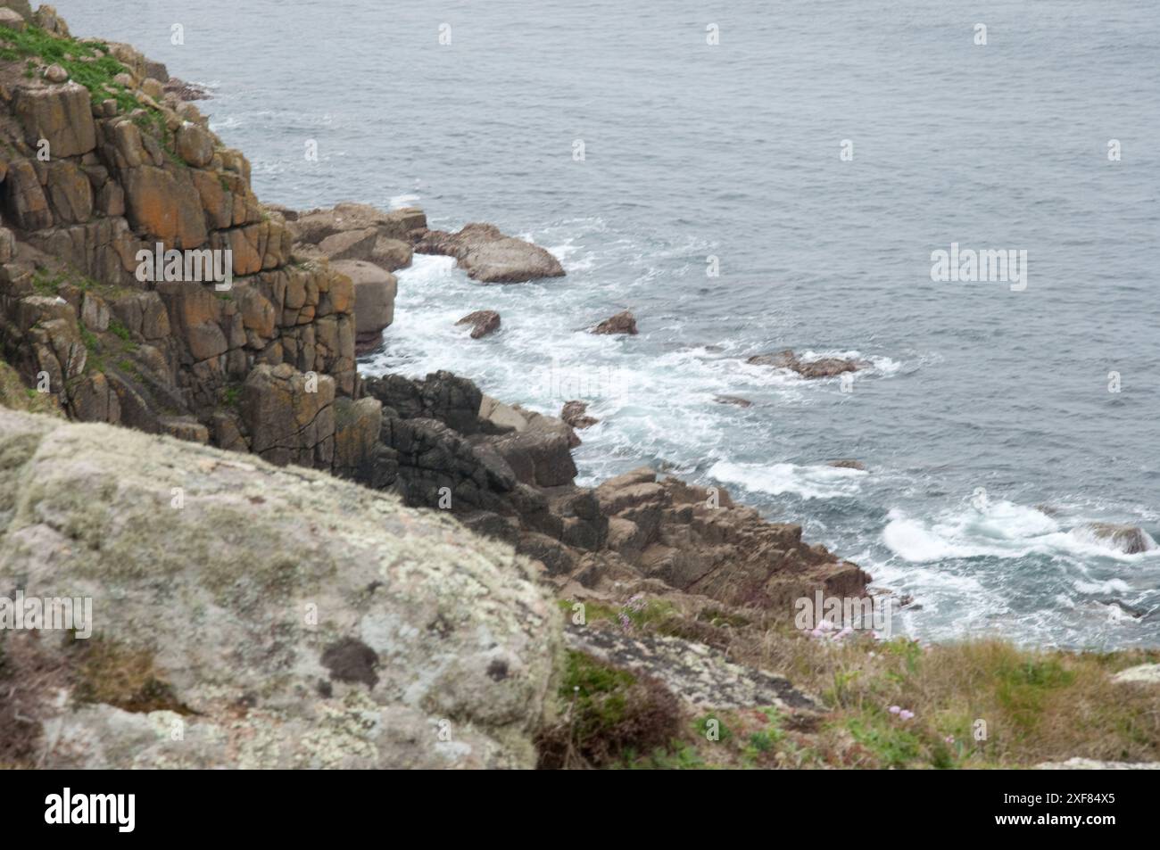 Scogliere e rocce vicino a Land's End, Cornovaglia, Regno Unito - Land's End è il punto estremo occidentale sulla terraferma dell'Inghilterra. Foto Stock