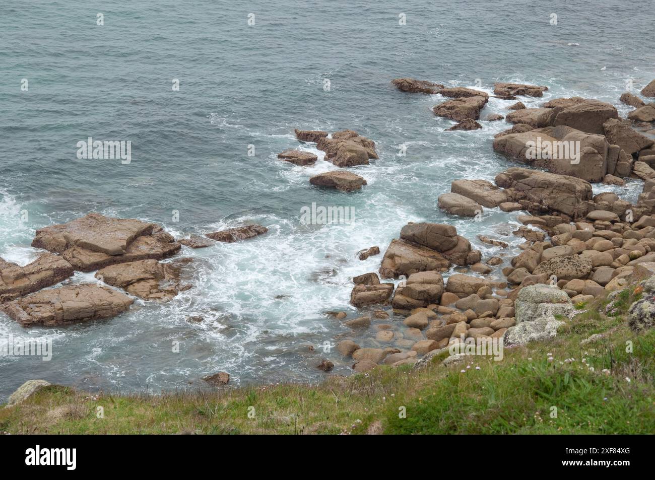 Costa vicino a Land's End, Cornovaglia, Regno Unito - Land's End è il punto estremo occidentale sulla terraferma dell'Inghilterra. Foto Stock