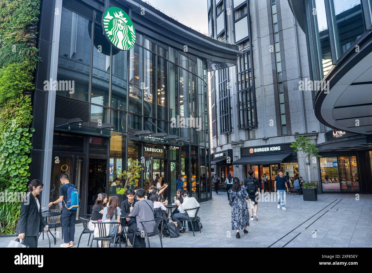 Stazione di Umeda a Osaka, Giappone. Caffetteria Starbucks Foto Stock