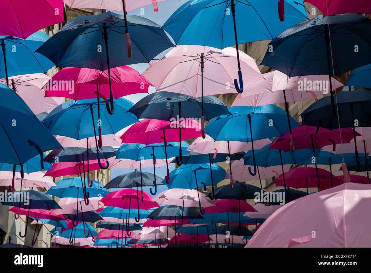 ombrelloni colorati sulla città in strada nel centro città evento in estate Foto Stock