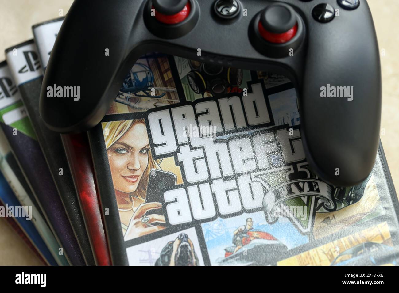 KIEV, UCRAINA - 26 GIUGNO 2024 Grand Theft Auto 5 PS4 videogioco box per console di gioco. Primo piano su un disco di videogiochi molto popolare Foto Stock