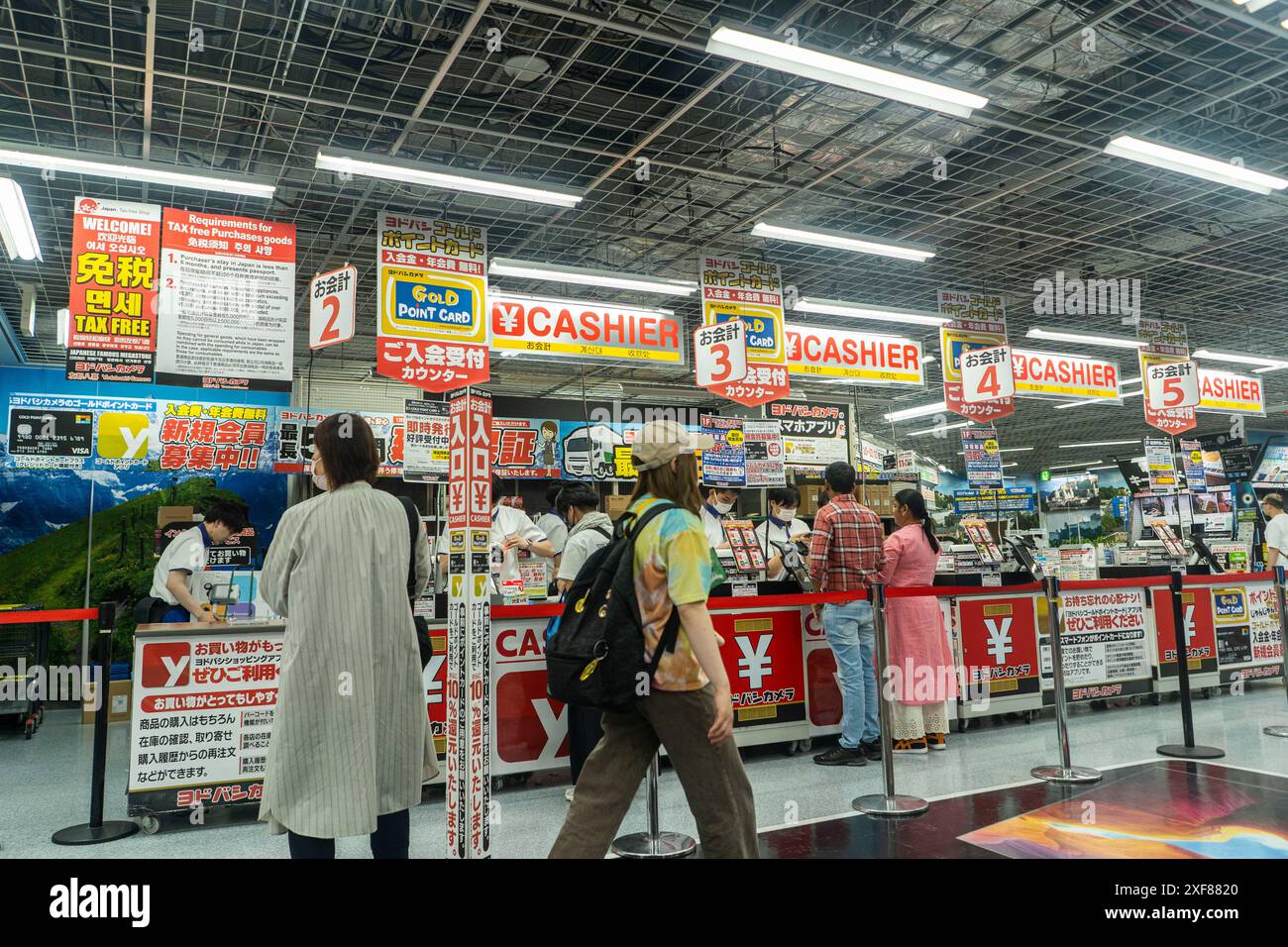 Osaka, Giappone clienti nei grandi magazzini BIC camera, elettronica Foto Stock