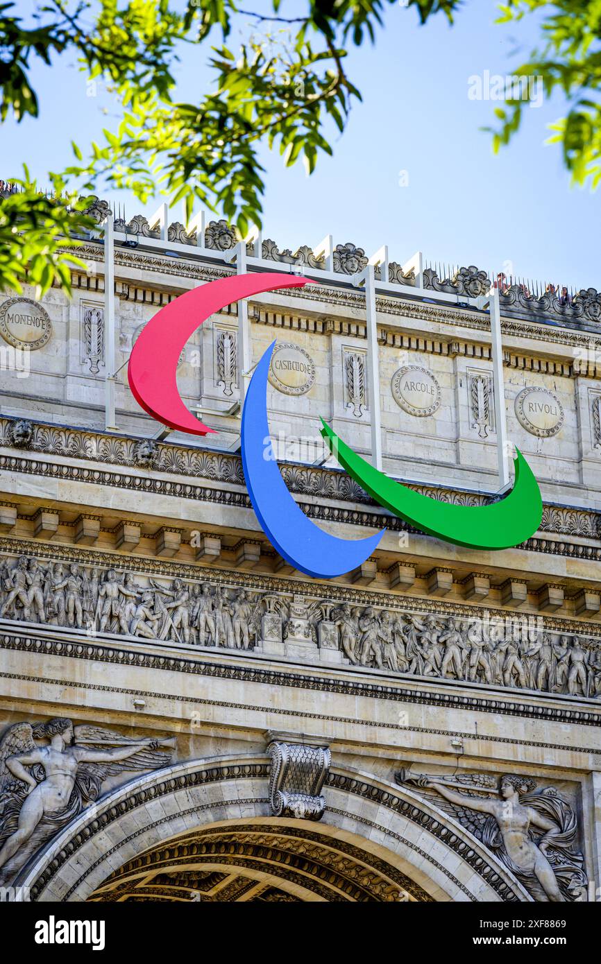 FRANCIA. PARIGI (75) 8° DISTRETTO. "AGITOS", EMBLEMA DEI GIOCHI PARALIMPICI DI PARIGI 2024, INSTALLATO IN CIMA AL MONUMENTO ARC DE TRIOMPHE Foto Stock