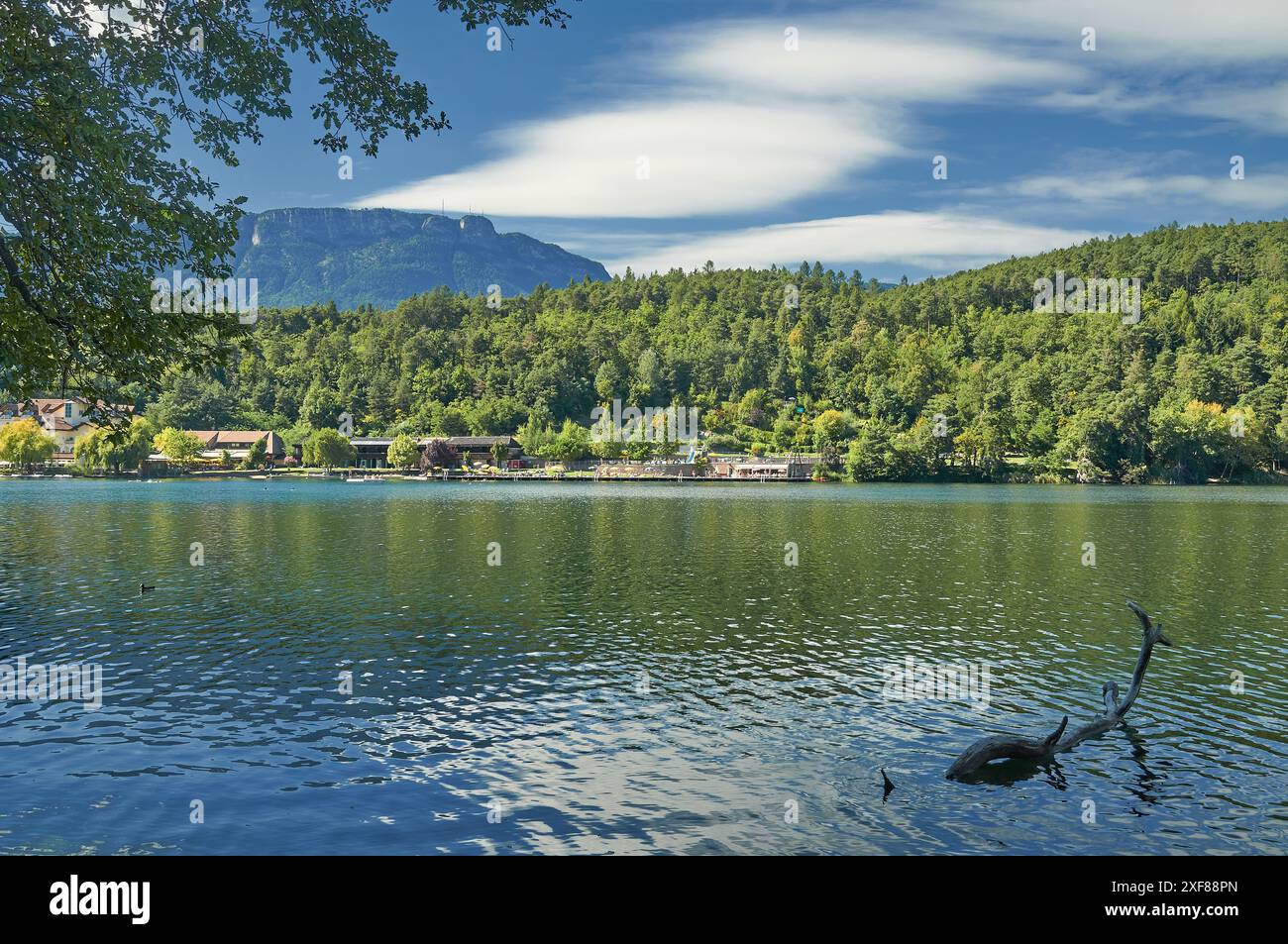 Lago Montiggler Lago grande di Monticolo vicino a Eppan Rep. Appiano, alto Adige, Trentino, Italia Foto Stock