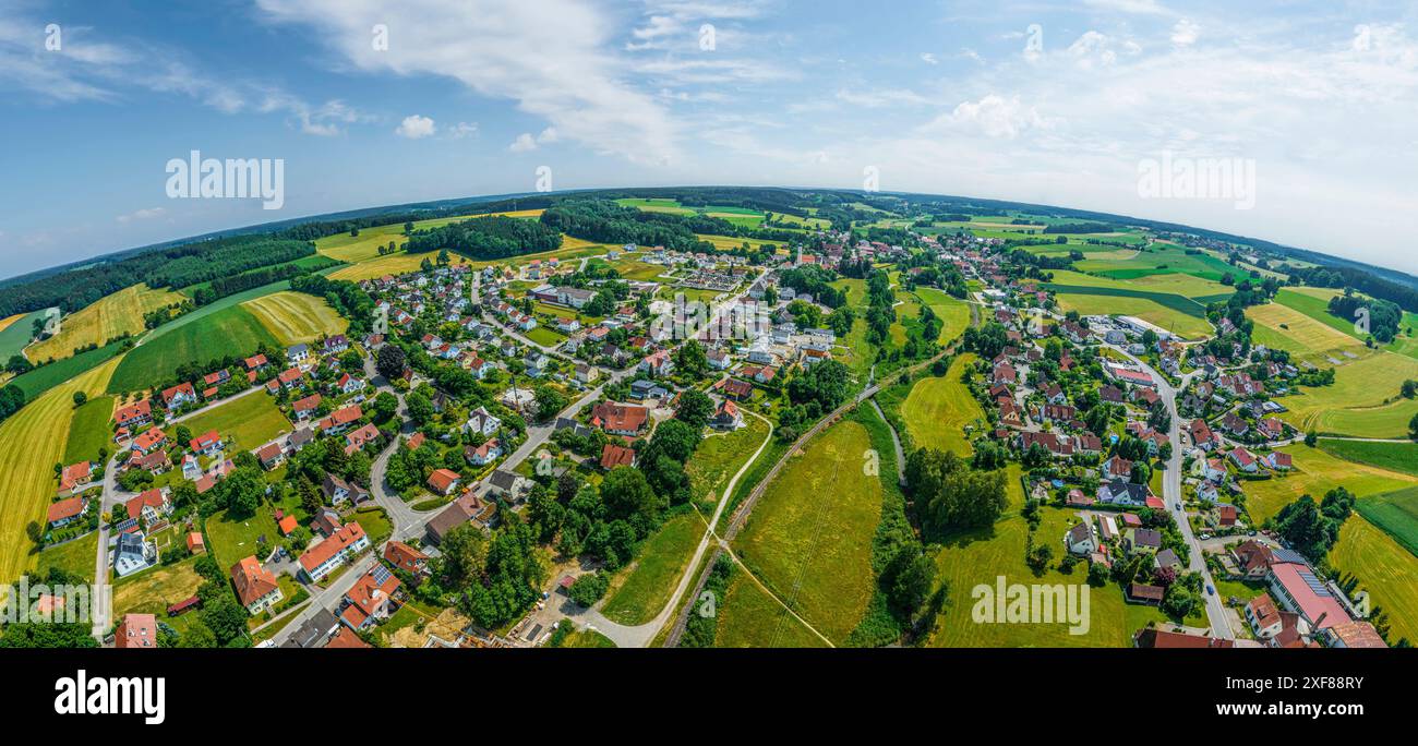 Die Gemeinde Langenneufnach im Naturpark Augsburg - Westliche Wälder im Luftbild Blick auf Langenneufnach in den Stauden in Bayerisch-Schwaben im Lang Foto Stock