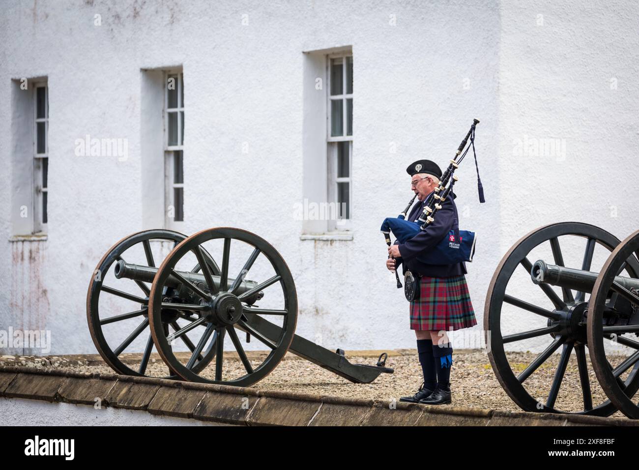 Geografia / viaggi, Gran Bretagna, Scozia, Bagpiper di fronte al castello di Blair a Blair Atholl, ULTERIORI DIRITTI-AUTORIZZAZIONE-INFO-NON-DISPONIBILI Foto Stock