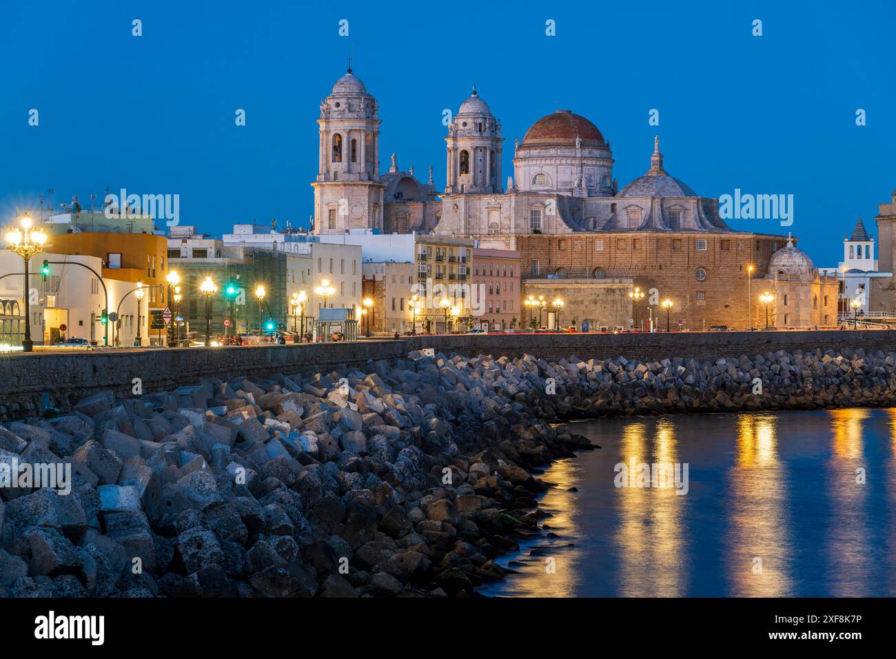 Lungomare e cattedrale, Cadice, Andalusia, Spagna Foto Stock