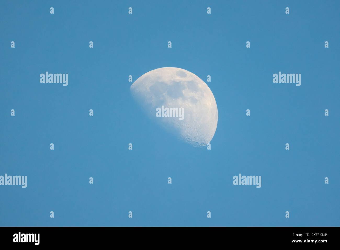 La Luna si trova nel cielo blu durante il giorno, con vista ravvicinata, foto astronomiche naturali Foto Stock