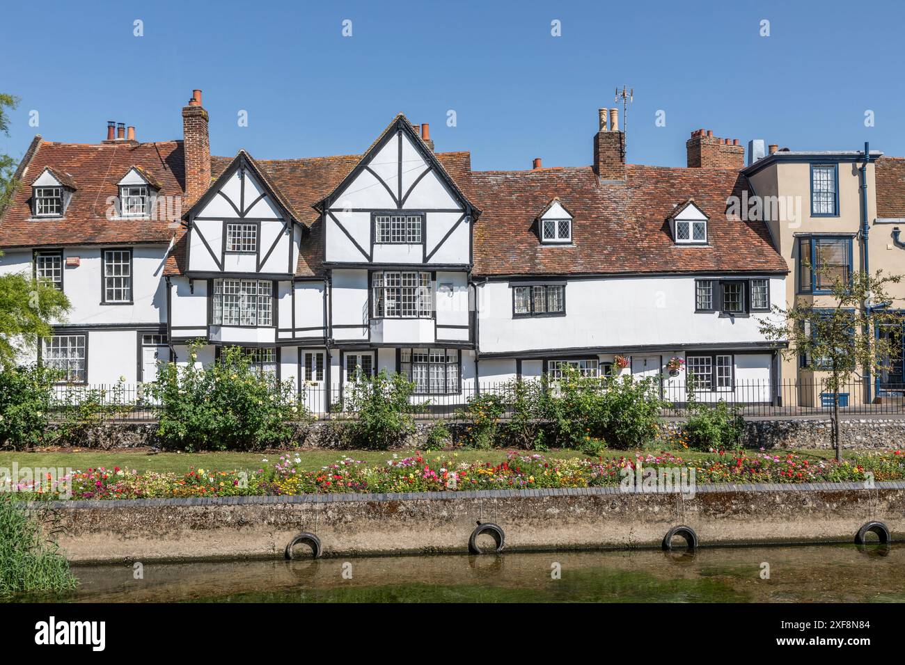 Una vista di Westgate Grove attraverso il Great Stour a Canterbury, Kent. Foto Stock