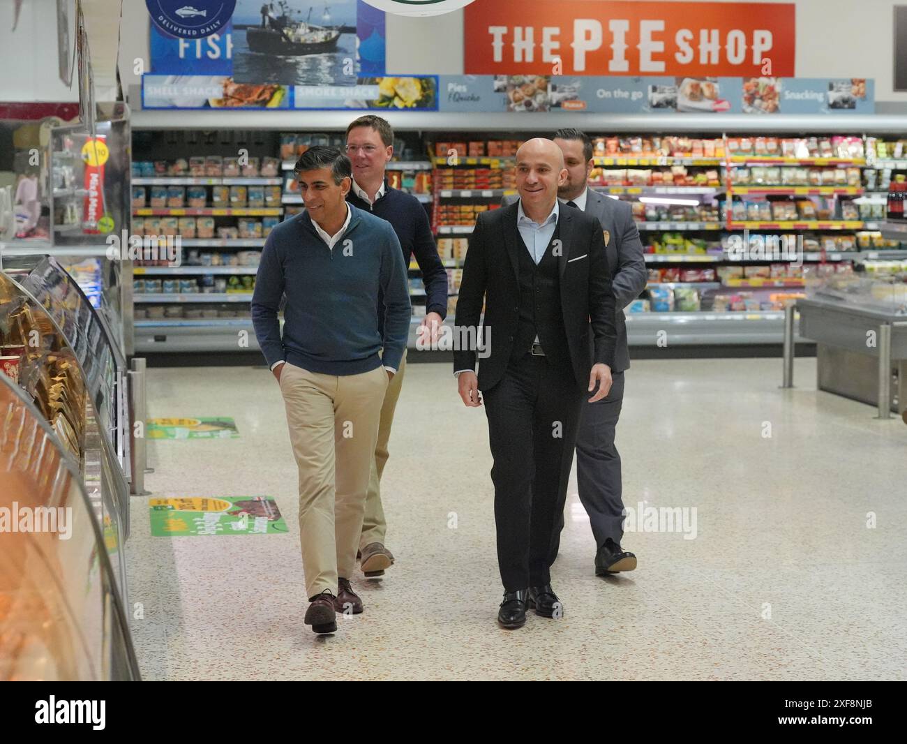 Il primo ministro Rishi Sunak (a sinistra) con rami Baitieh (a destra), CEO di Morrisons, durante una visita in un negozio Morrisons a Carterton, Oxfordshire, mentre si trovava sulla pista della campagna elettorale generale. Data foto: Martedì 2 luglio 2024. Foto Stock