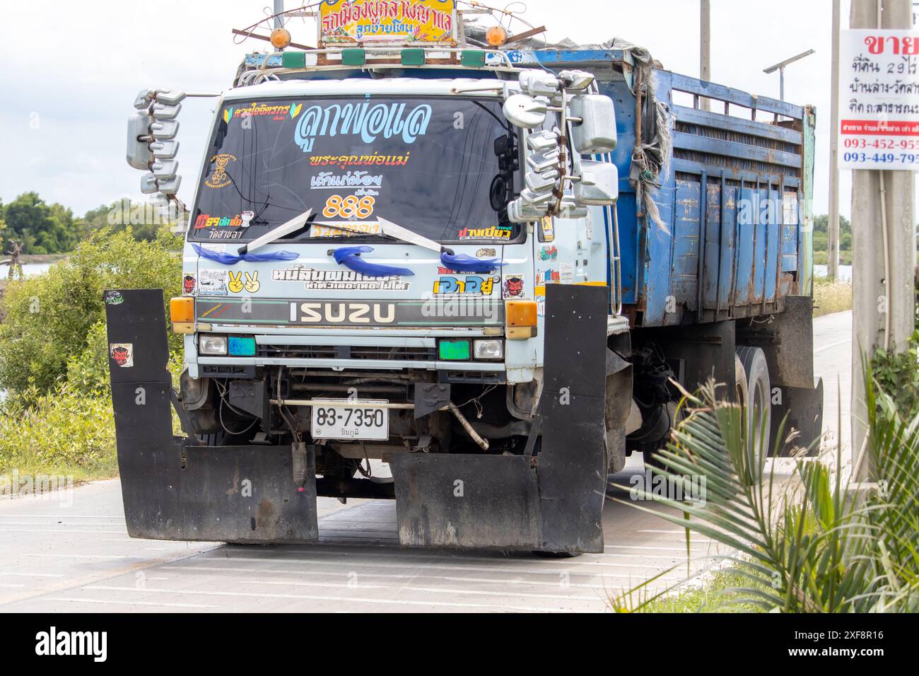 SAMUT PRAKAN, THAILANDIA, 21 GIUGNO 2024, Un camion sta guidando lungo una strada del villaggio Foto Stock