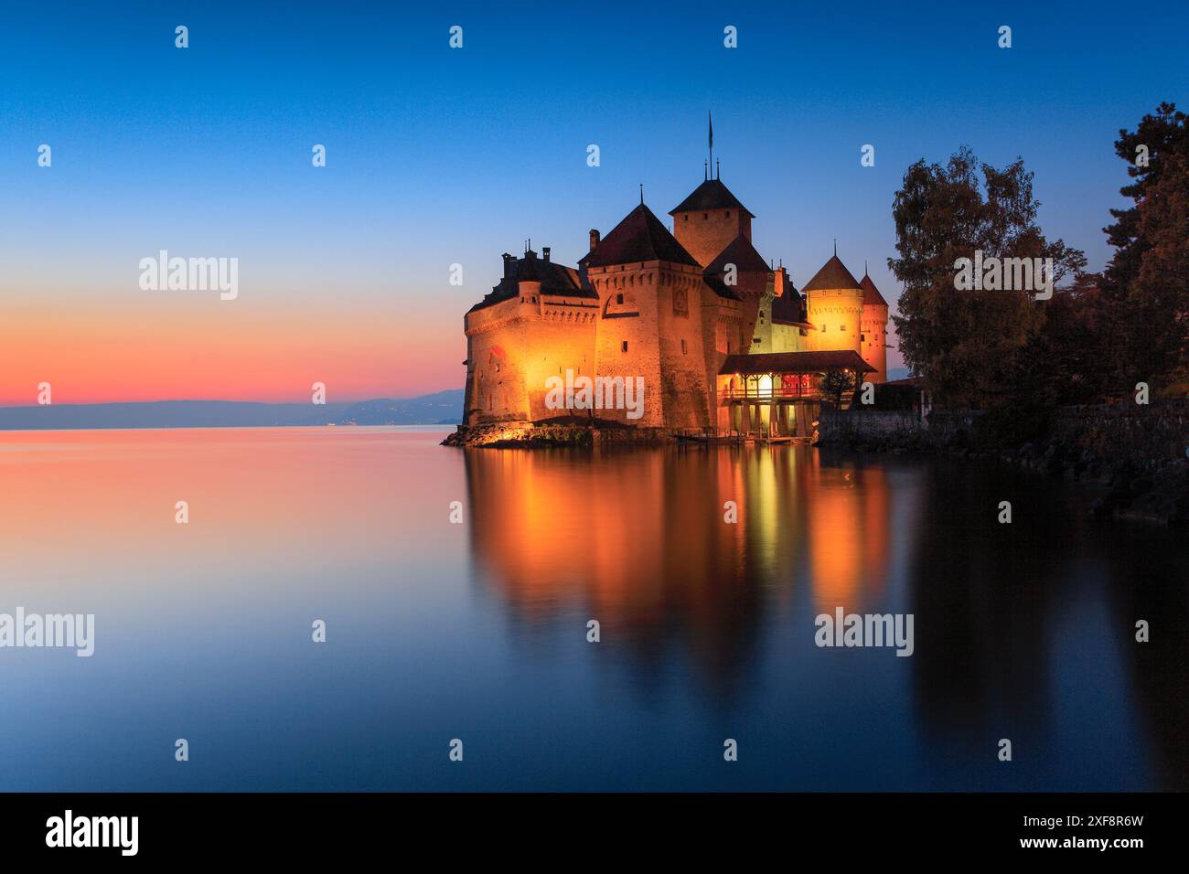 Geografia / viaggio, Castello di Chillon illuminato sul Lago di Ginevra al crepuscolo, Canton Vaud, USO NON ESCLUSIVO PER BIGLIETTI-AUGURI-BIGLIETTI-CARTOLINE-CARTOLINE-USO-CARTOLINE-BIGLIETTI-BIGLIETTI-BIGLIETTI-BIGLIETTI-BIGLIETTI-BIGLIETTI-BIGLIETTI-BIGLIETTI-BIGLIETTI-BIGLIETTI-BIGLIETTI-BIGLIETTI Foto Stock