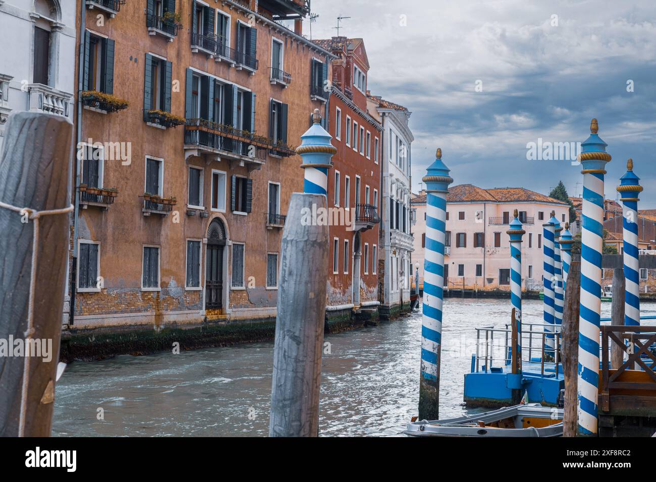 Edifici e strade della città sull'acqua di Venezia Foto Stock