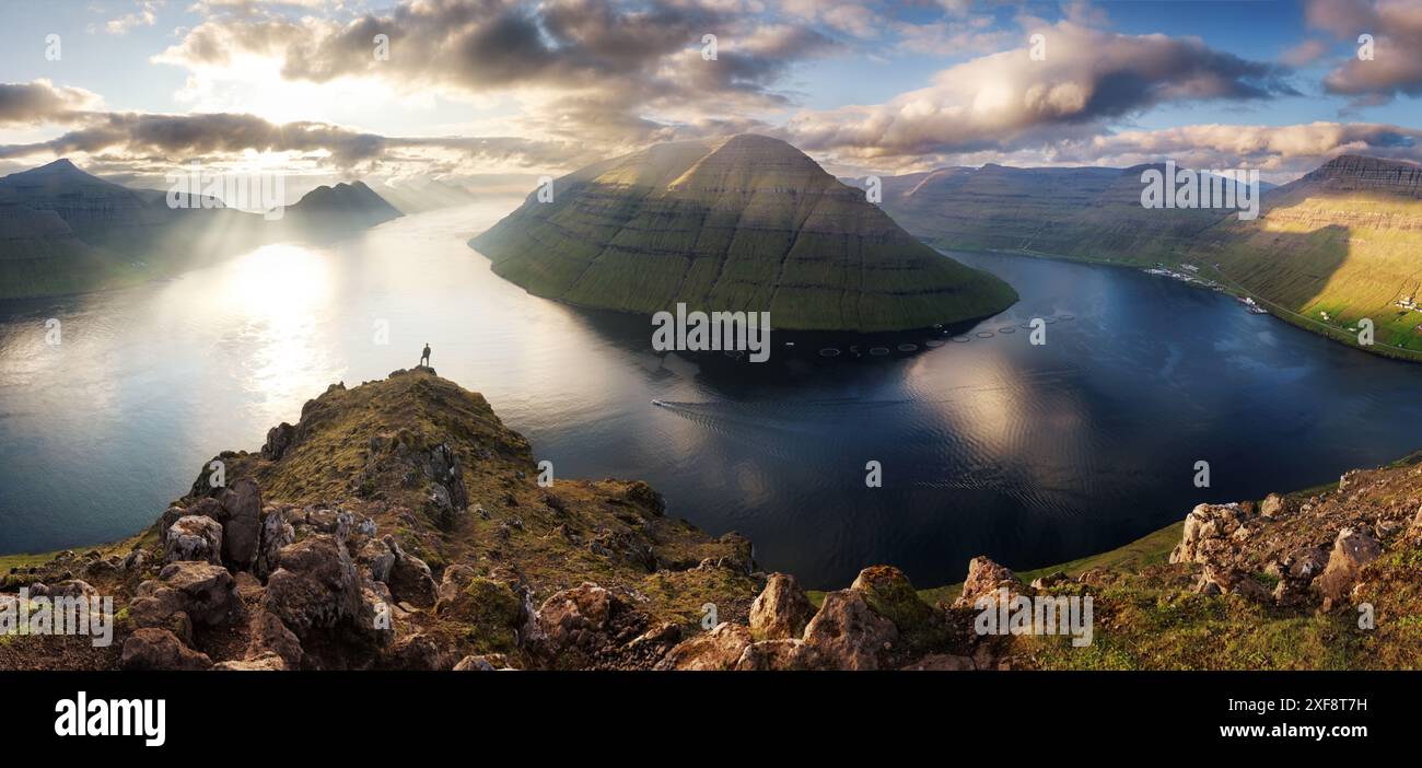 Superba vista del tramonto dall'attrazione turistica popolare - picco Klakkur, Isole Faroe, Danimarca, Europa. Incredibile scena serale dell'isola di Kalsoy. Foto Stock