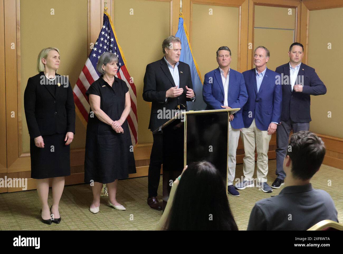 KIEV, UCRAINA - 1 LUGLIO 2024 - Ambasciatore statunitense in Ucraina Bridget A. Brink, deputata statunitense Betty McCollum, Presidente della Commissione permanente per l'intelligence Mike Turner, membri del Congresso degli Stati Uniti Ronny Jackson, John Joyce e Tony Gonzales (da L a R) partecipa a un briefing durante la visita della delegazione bipartisan della camera dei rappresentanti degli Stati Uniti, Kiev, capitale dell'Ucraina. Foto Stock