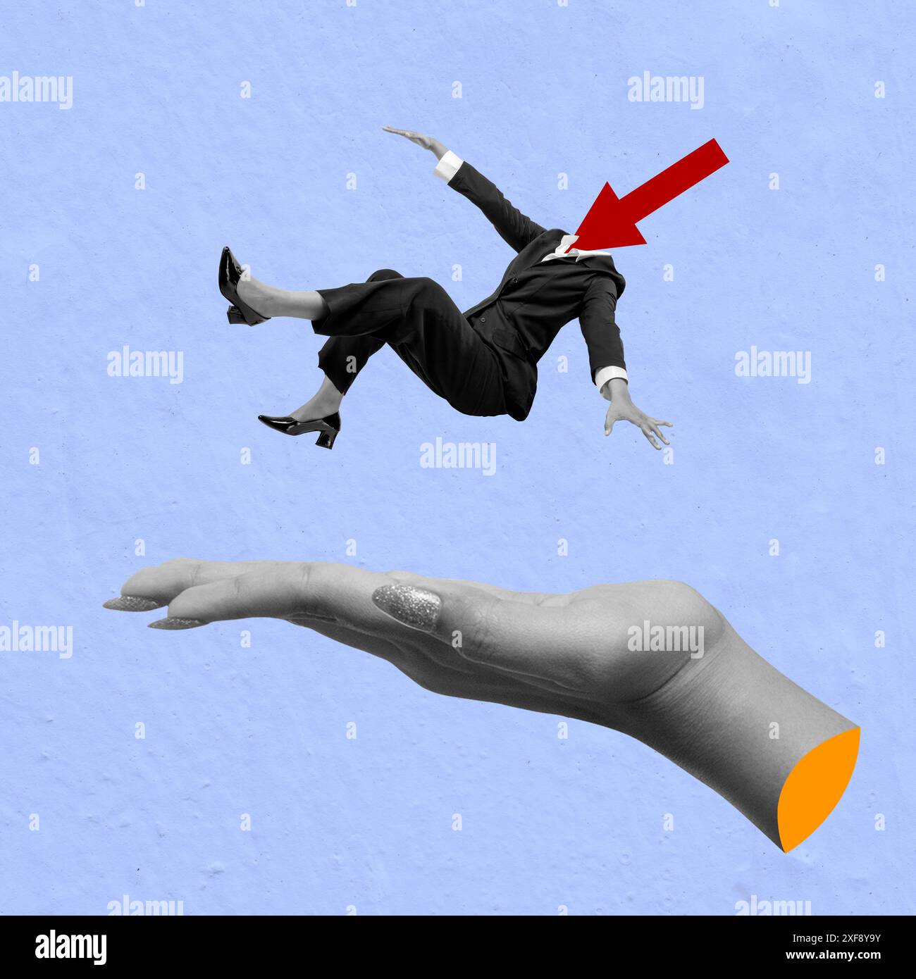 La mano umana trattiene donne d'affari in caduta con la testa di una freccia diminuita su uno sfondo colorato. Arte collage Foto Stock