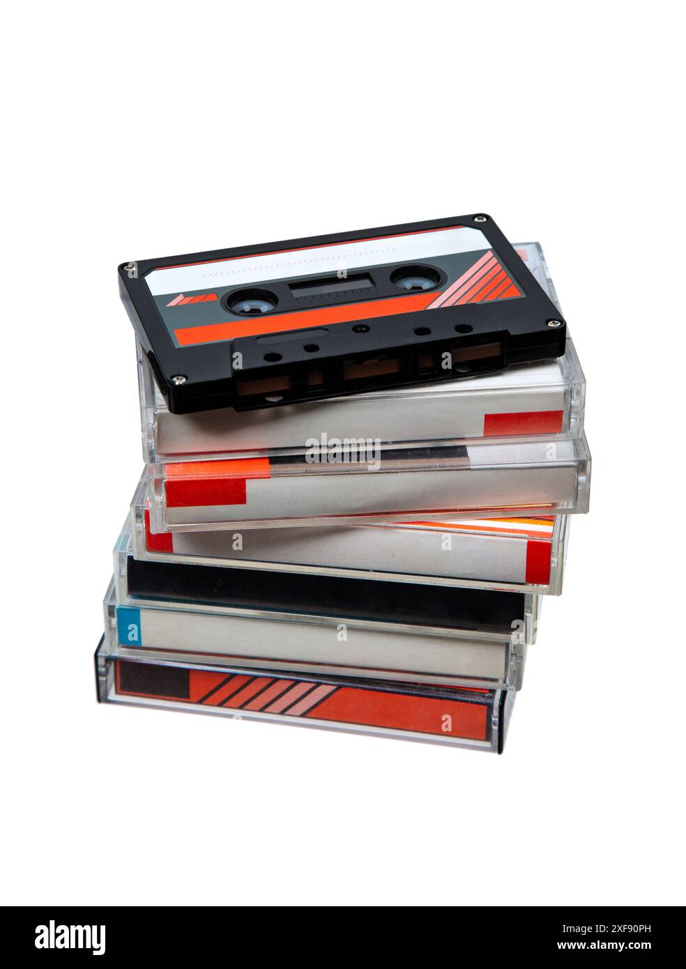 Primo piano di molti nastri audio. Supporto di memorizzazione analogico. Cassette per registrazioni audio e musica. Isolare su sfondo bianco. Foto Stock