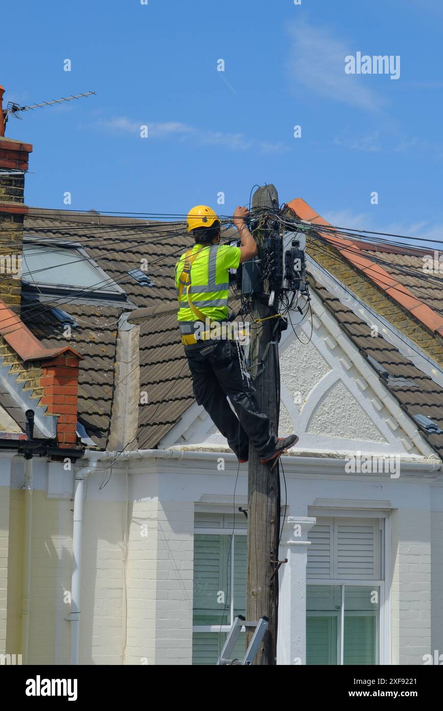 BT Telephone Engineer in una London Street Foto Stock
